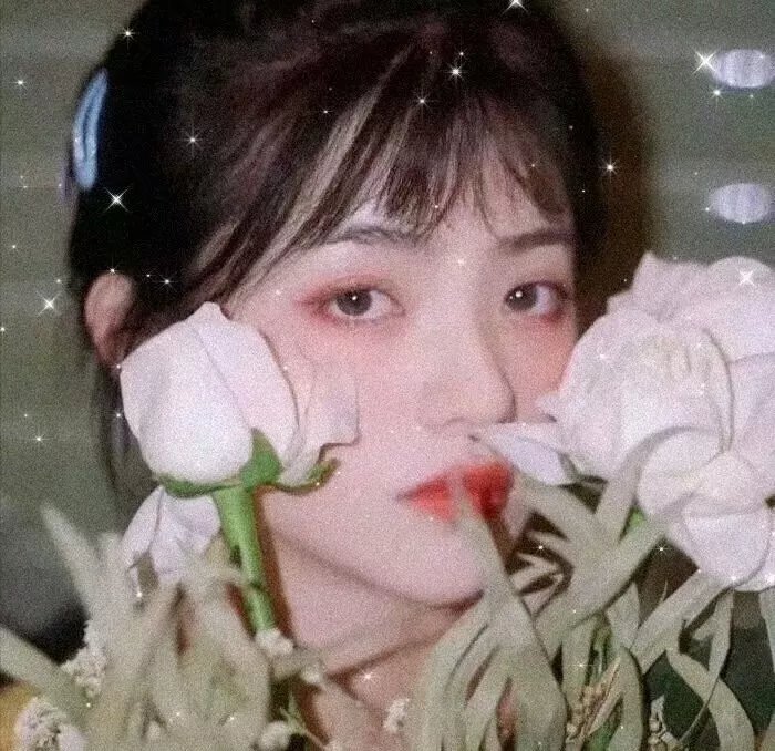 草丛中的人
